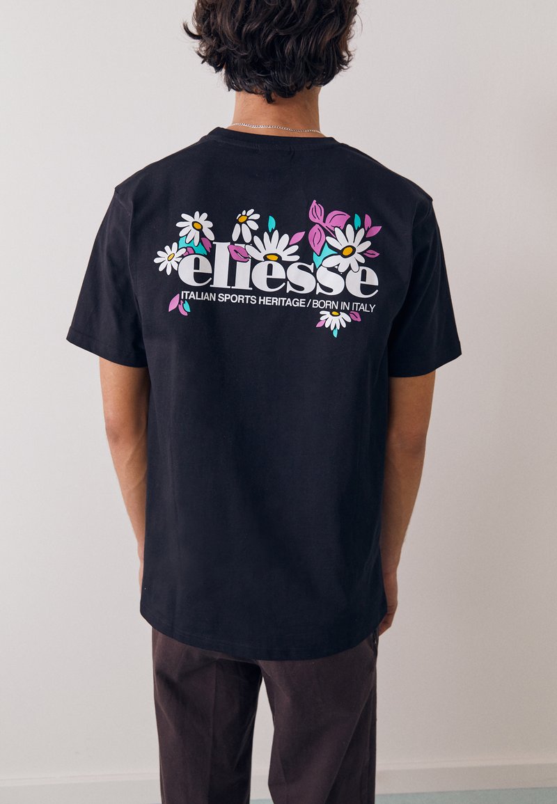 Sort bomulds t-shirt med et farverigt blomsterdesign og ordet "eLlesse" samt teksten "ITALIAN SPORTS HERITAGE/BORN IN ITALY" på ryggen.