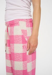 10DAYS BAR JOGGER FOAM CHECK - Pantaloni sportivi - bright pink