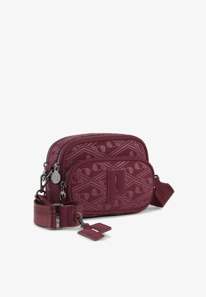 Bolso bandolera burdeos con un patrón geométrico en relieve, compartimentos con doble cremallera, herrajes en tono plateado y correa ajustable. Presenta detalle del logo.