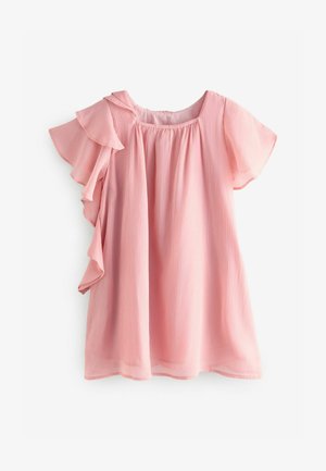 Różowa, lekka sukienka z falbaniastego rękawa, marszczonym dekoltem i luźnym krojem. Posiada płynny materiał i miękki spadek.