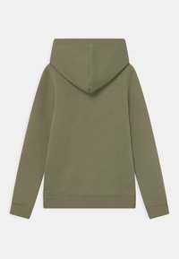 Sudadera verde oliva con capucha redonda, mangas largas, puños y dobladillo acanalados. Tejido suave con una textura lisa y un diseño minimalista.