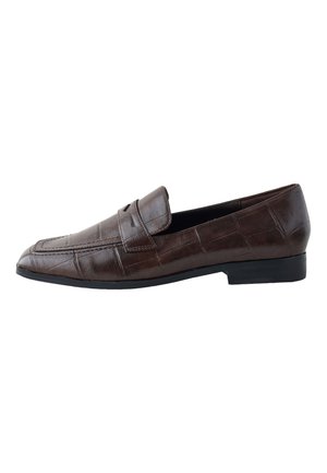 Mocassin en cuir marron foncé pour homme, à enfiler, avec texture crocodile, bout pointu et semelle noire, vu de profil.