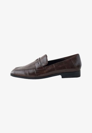 Mocassin en cuir marron foncé pour homme, à enfiler, avec texture crocodile, bout pointu et semelle noire, vu de profil.