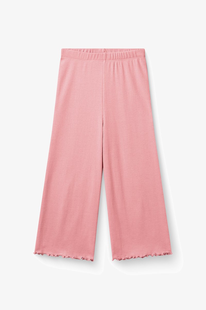 Ροζ παντελόνια πλεκτά με φαρδύ πόδι, ριμπ ύφανση, ελαστική μέση και τελείωμα με κυματιστό σχέδιο πάνω σε λευκό φόντο.