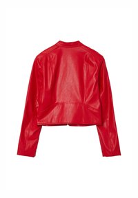 Rode cropped jas van kunstleer met lange mouwen, met een gladde textuur en een eenvoudig ontwerp zonder kraag. Achteraanzicht toont naaddetails.