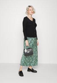 Pieces Maternity PMSEBBI - Casaco de malha - black