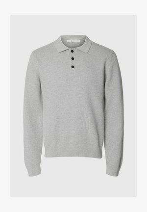 Svetlo siva dolga pletena polo jopica z tremi črnimi gumbi ter rebrastimi manšetami in robom na enobarvni podlagi.