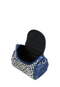 Jeans håndtaske med perleudsmykninger, guldhardware, lynlåslukning og et sort interiør. Bueformet med sidesyninger.