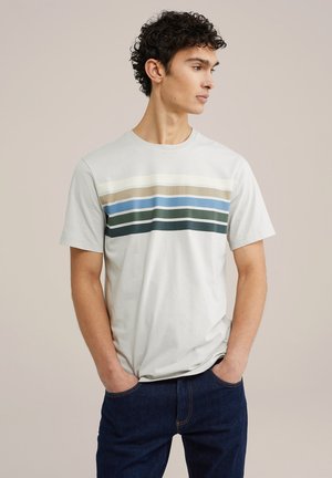 Camiseta de algodón gris claro con rayas horizontales en crema, beige, azul y verde oscuro. Cuello clásico de crew, mangas cortas, corte relajado.
