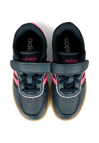 Zapatillas de cuero azul oscuro con acentos en rosa, que incluyen una correa de Velcro, puntera redonda y suela de goma. Plantilla texturizada y diseño de cordones.