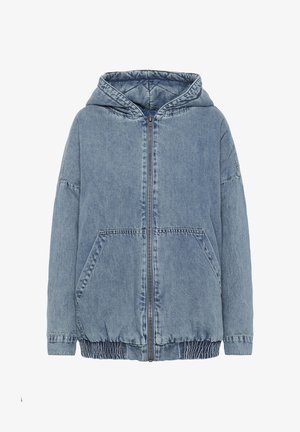 Svetlo modra denim jakna s kapuco z zadrgo, podloženo kapuco, elastičnim pasom in stranskimi žepi. Gladka tekstura in sproščen fit.