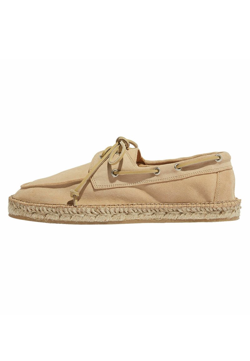 Espadrilles de ante en color marrón claro con punta redonda, diseño con cordones y suela de yute trenzado. Presenta ojales de metal y una textura suave.
