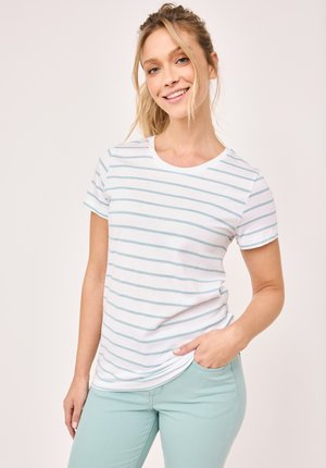 Gestreiftes T-Shirt in Weiß und Hellblau, mit kurzen Ärmeln, Rundhalsausschnitt, aus weichem Baumwollstoff, kombiniert mit hellgrünen Hosen.