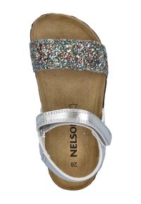 Glanzende sandaal met een zilverkleurige metallic band, een kurken voetbed en een kleurrijke glittersband. Maat 28, met verstelbare gespsluiting.