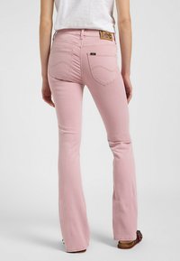 Roze flared jeans met een medium taille, voorzien van een leren Lee merkpatch, twee achterzakken en een gladde, lichtjes gestructureerde stof.