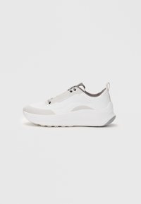 Białe sportowe buty z gładką skórzaną cholewką, szarymi akcentami, okrągłym noskiem, teksturowaną podeszwą środkową i pętlą na pięcie.