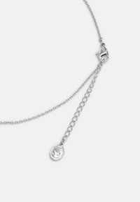 Srebrny naszyjnik z podwójnym łańcuszkiem, z zapięciem oraz ośmiokątnym zawieszką z wytłoczonym literą.