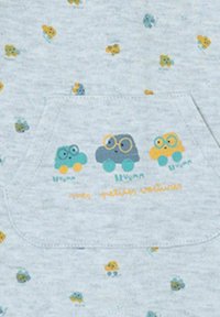 Tela de color gris claro con una textura suave, con pequeños diseños coloridos de coches en azul, amarillo y verde, y el texto "mes petites voitures."