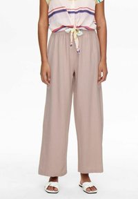 Lätta, beige vida byxor med elastisk midja. Slät textur, hel längd design som passar för olika outfits.