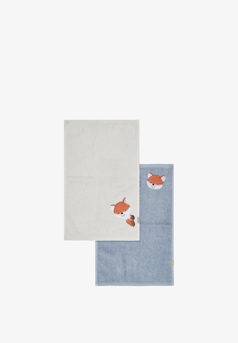Zwei Baumwollhandtücher, eines in hellgrau mit Fuchs-Stickerei und eines in Blau mit einem ähnlichen Design. Weiche Textur, rechteckige Form, gestickte Kanten.