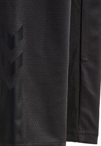 Schwarze Sportshorts aus strukturiertem Stoff. Auffälliges schwarzes Chevron-Design an der Seite. Standard-Saum und sichtbare Nähdetails.