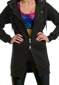 Čierna mikina na zips s predným vreckom, dlhými rukávmi a kapucňou; obsahuje strieborný zips a ribované manžety pre pevné uchytenie.