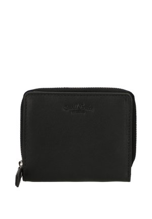 Cartera negra de cuero con cremallera alrededor, con nombre de marca en relieve en el frente y bordes cosidos, cerrada con tirador de cremallera visible en el lado izquierdo.