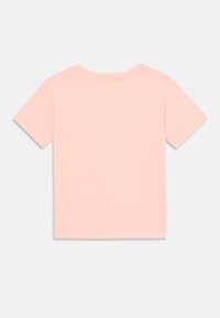 Hellrosa Kurzarm-T-Shirt aus Baumwolle, mit klassischem Rundhals und glatter Textur sowie sauberen, genähten Kanten.