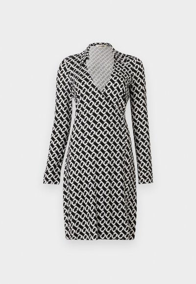 Μακρυμάνικο φόρεμα σε ασπρόμαυρο χρώμα με V-λαιμόκοψη, με γεωμετρικό μοτίβο από συνδεδεμένα σχήματα. Απαλό ύφασμα με εφαρμοστή γραμμή.