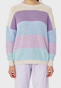 Gestreifter Strickpullover in Lavendel, zartem Blau und Minzgrün, mit einem cremefarbenen Bündchen und Ausschnitt. Weiche Textur und lockere Passform.