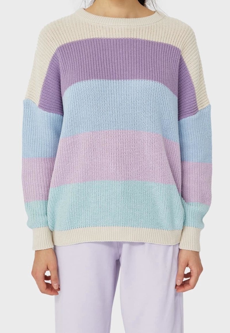 Gestreifter Strickpullover in Lavendel, zartem Blau und Minzgrün, mit einem cremefarbenen Bündchen und Ausschnitt. Weiche Textur und lockere Passform.