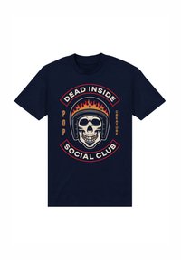 Camiseta azul marino con un estampado gráfico de una calavera con llamas y texto: "MUERTO POR DENTRO CLUB SOCIAL POP" en un diseño circular en negrita.
