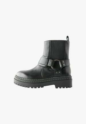 Next, Wide Fit - Leather Chunky Harness Boots - Klassikalised poolsaapad - black