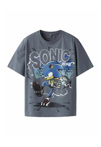 Grå bomullströja med en grafisk design av en blå karaktär som springer, med texten "SONIC PRIME" i feta vita bokstäver.