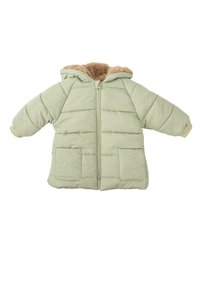 Chaqueta verde acolchada con capucha y forro de pelaje sintético color beige, que cuenta con dos bolsillos frontales y puños elásticos. Cierre con cremallera y textura acolchada.