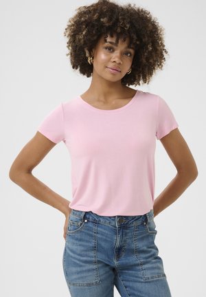 T-shirt rose clair à manches courtes avec un col rond, fabriqué en tissu doux, associé à un jean taille haute bleu avec des poches fonctionnelles.