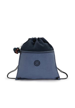 Niebieski i czarny plecak ze ściągaczem, przednia kieszeń na zamek, logo Kipling i mała brązowa brelok-małpka przymocowana do zamka.