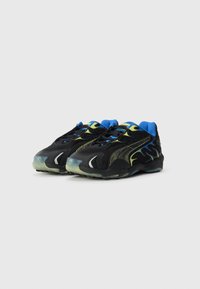 Svarta mesh-sneakers med blå accenter, gula detaljer och en texturerad design. Genomskinlig sula med ett vågformat mönster. Lättviktig konstruktion.