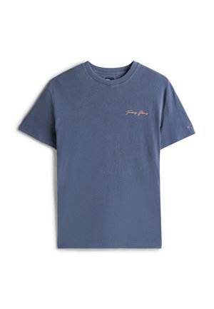 T-shirt en coton bleu avec col rond, manches courtes, et un logo "Tommy Jeans" brodé en rose sur la poitrine. Texture lisse, coupe décontractée.