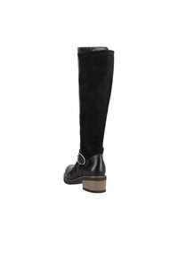 Bottes noires au-dessus du genou avec un tige en daim, une base en cuir, un bout rond et un petit talon bloc avec un détail de boucle décoratif.
