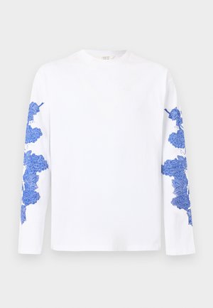 Fehér hosszú ujjú ing, amelynek mindkét ujján válltól csuklóig kék szőlőindás illusztrációk vannak, kerek nyakkivágással, sima elülső résszel.