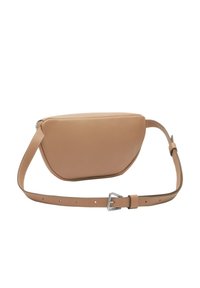 Leder-Crossbody-Tasche in hellem Tan mit glatter Textur, geschwungener Form und verstellbarem Tragegurt mit silberfarbener Hardware.