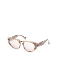 Gafas de sol de estilo gato con montura de plástico translúcido en gris claro, lentes degradados en rosa y un acento dorado en el puente.