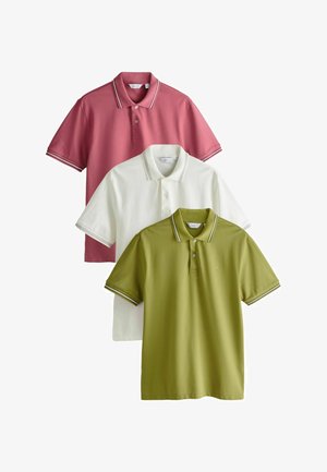 Drei kurze Polohemden in Pink, Weiß und Olivgrün, jeweils mit gestreiften Kragen und Bündchen, übereinander angeordnet.