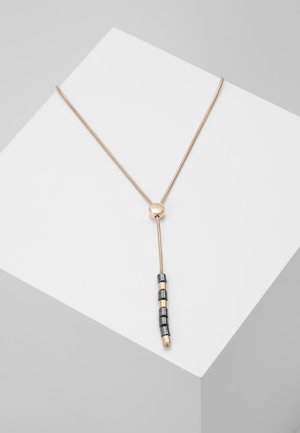 Goudkleurige verstelbare ketting met een schuifsluiting en een verticale hanger met afwisselend zwarte en gouden cilindervormige kralen.