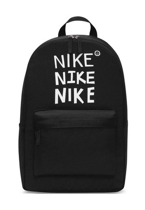 Sac à dos noir avec poche avant, texte blanc "NIKE" répété trois fois et un petit visage souriant près du zip supérieur.