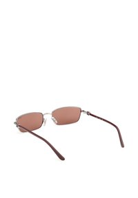 Gafas de sol rectangulares con montura metálica plateada, lentes tintadas en marrón y patillas curvas de color marrón oscuro sobre un fondo blanco.