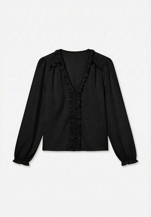 Svart bluse med lange ermer, V-hals, rysjekant langs halsen og foran, samt lett rynkede mansjetter.