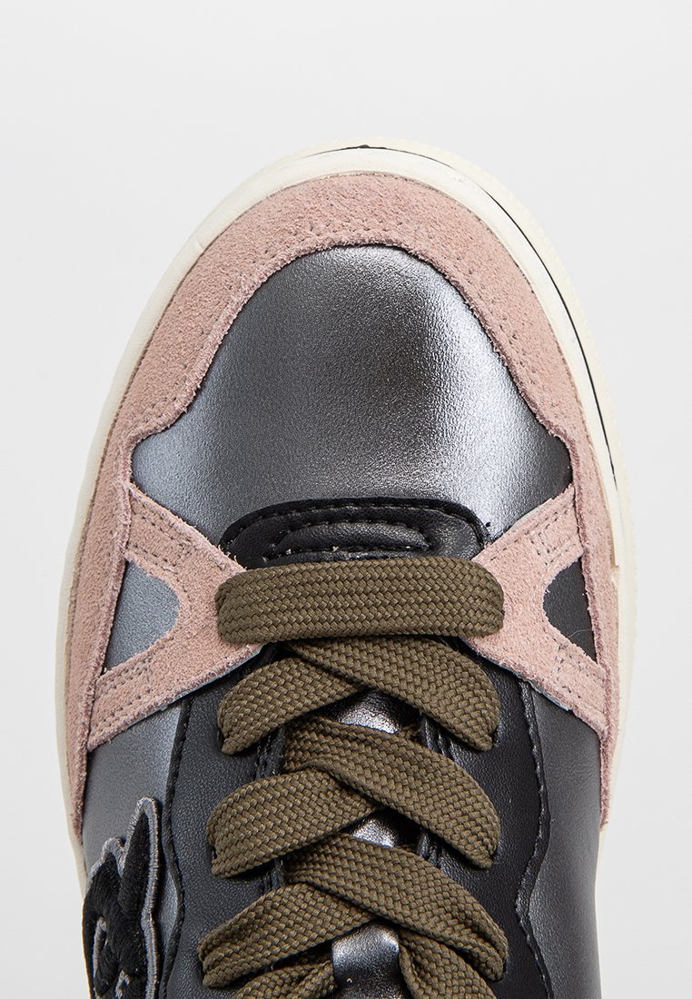 Sneaker in pelle nera con dettagli in suede rosa, superficie testurizzata, punta rotonda e lacci verde oliva. Suola in gomma bianca.