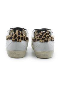 Sneaker in pelle con una finitura bianca liscia, dotate di un dettaglio colletto in pelliccia leopardata sul retro e una suola grigia texture.